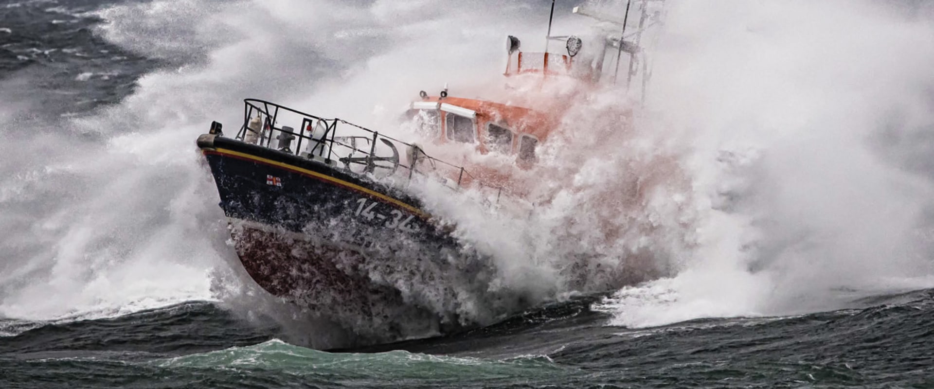 Maneuvering Techniques for Operating a Lifeboat
